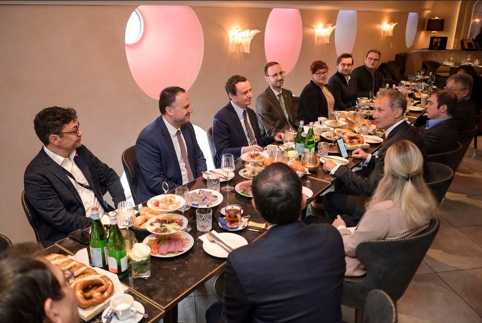 Kryeministri i Kosovës, ALbin Kurti gjatë takimit me përfaqësues të kompanive gjermane në Mynih