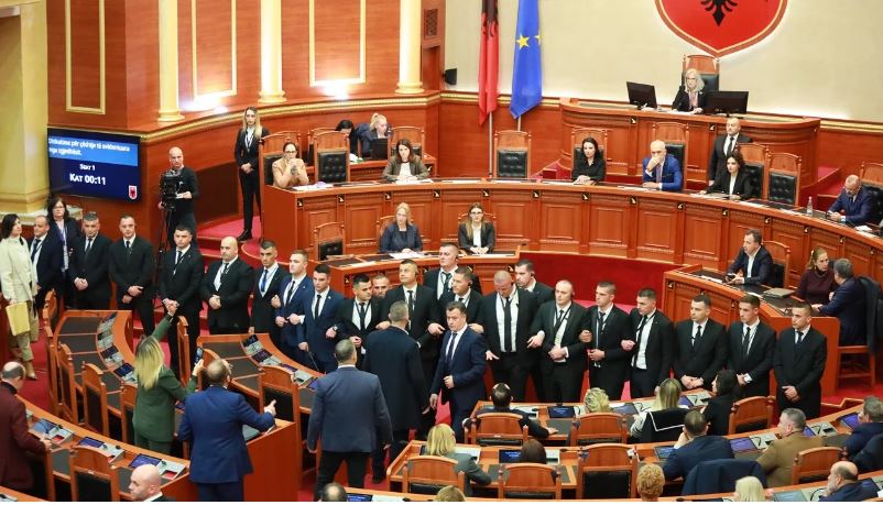 Opozita në Shqipëri në "tollovi" me Gardën jashtë dhe brenda Parlamentit, çfarë ndodhi në 14 minutat e seancës