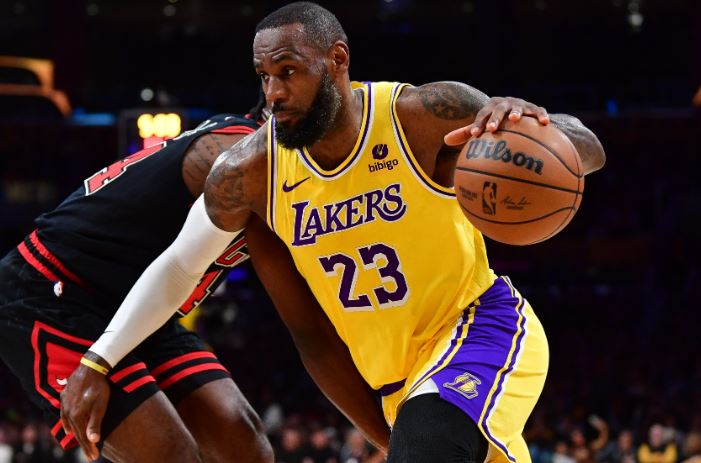 Lakersat me super rikthim fitojnë ndaj Clippersave