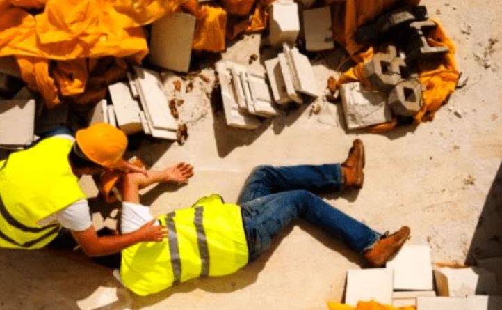 Rahovec: Shkëputet vinçi, lëndohen dy persona që ishin duke punuar