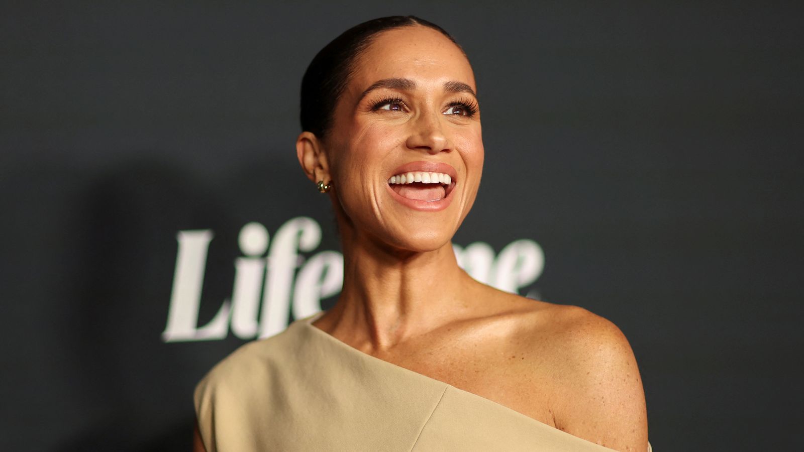 Meghan thyen heshtjen pas ribrendimit të faqes në internet