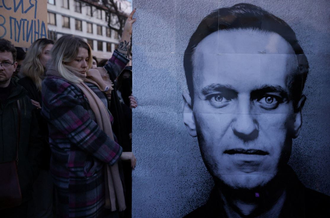 Nënës së Navalnyt i jepet ultimatum tre-orësh për funeralin sekret