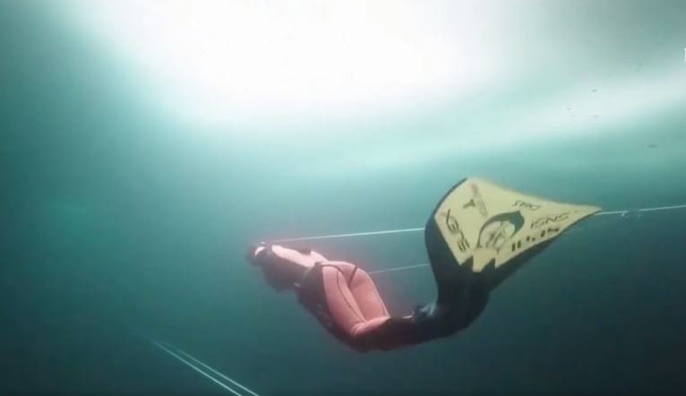 Gruaja noton 140 metra nën akull pa oksigjen (VIDEO)