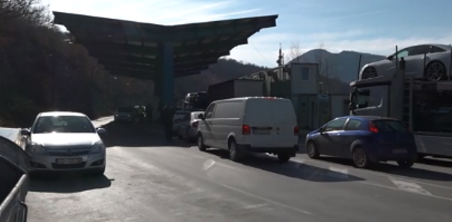 Një furgon me dinarë nuk lejohet të hyjë në Kosovë në pikën kufitare në Jarinjë