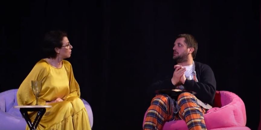 “Një vrasje e vogël aksidentale”, komedia nga trupa teatrore e Mitrovicës në skenën e Gjirokastrës