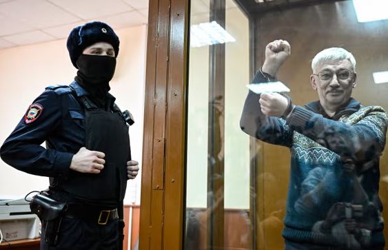 Aktivisti rus i të drejtave të njeriut dënohet me burg për "diskreditim të luftës"