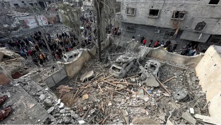 Palestinezët inspektojnë vendin e një sulmi izraelit në një shtëpi në Jabalia në Rripin verior të Gazës