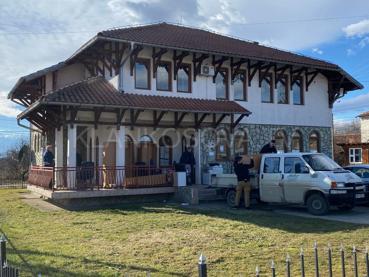 Policia konfiskon dokumente, kompjuterë dhe celularë në Osojan të Istogut