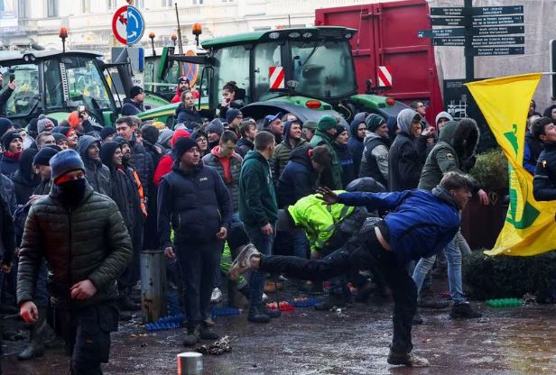 Fermerët i vënë zjarrin dhe sulmojnë barrierat pranë samitit të BE-së