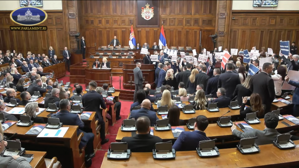 Konstituohet parlamenti serb, në mes afisheve e fishkëllimave