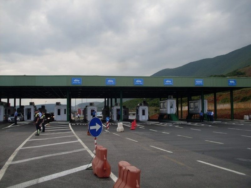Qytetarët e Kosovës zgjedhin të festojnë Pavarësinë në Shqipëri, fluks në Morinë