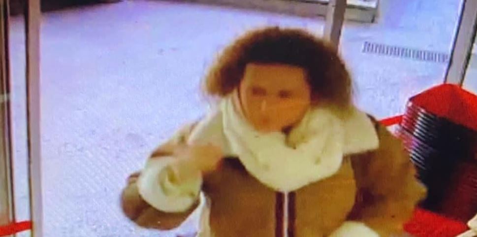 Policia kërkon ndihmë për identifikimin e një gruaje dhe arrestimin e saj