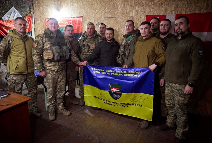 Zelensky viziton trupat në vijën e frontit pranë Kupiansk në rajonin e Kharkiv