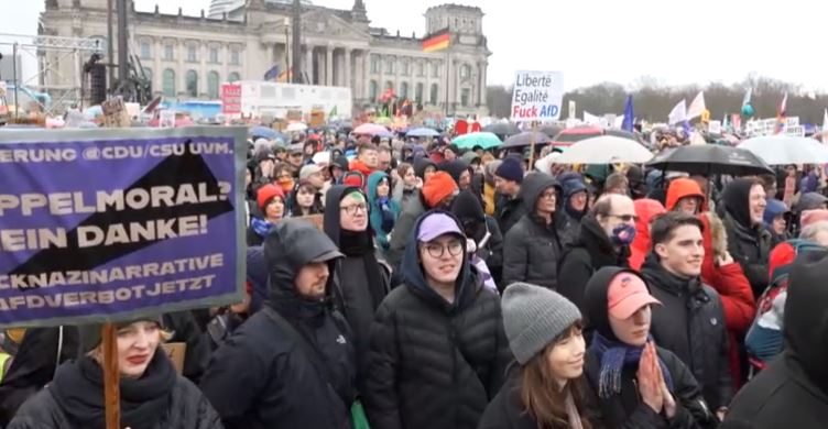 Të paktën 150 mijë protestues mblidhen në Berlin kundër partisë së ekstremit të djathtë
