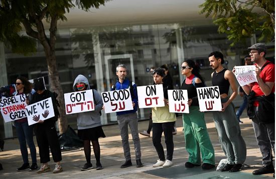Izraelitët protestë për vuajtjet e shkaktuara në Gaza, demonstrata u ndërpre më vonë