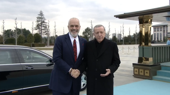 Rama nis vizitën në Turqi, pritet me ceremoni shtetërore nga Erdogani (VIDEO)