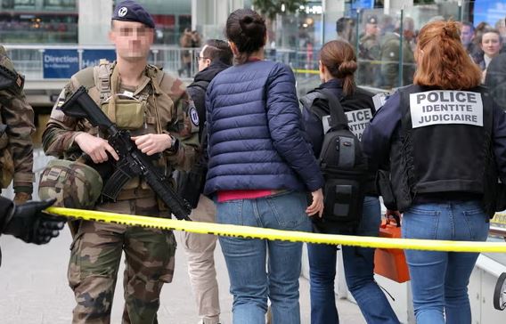 Tre persona të plagosur në një sulm me thikë në një stacion hekurudhor në Paris