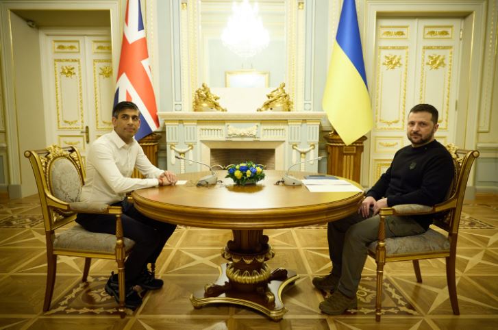 Kryeministri britanik kërkon veprime "më të guximshme" kundër Rusisë pasi lufta hyn në vitin e tretë