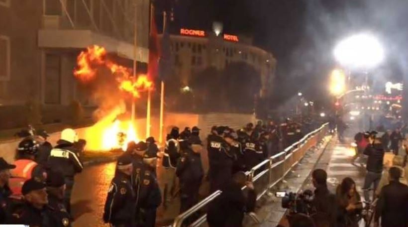 Shqipëri: Tensione në protestën e opozitës, hidhen shishe molotov drejt Kryeministrisë