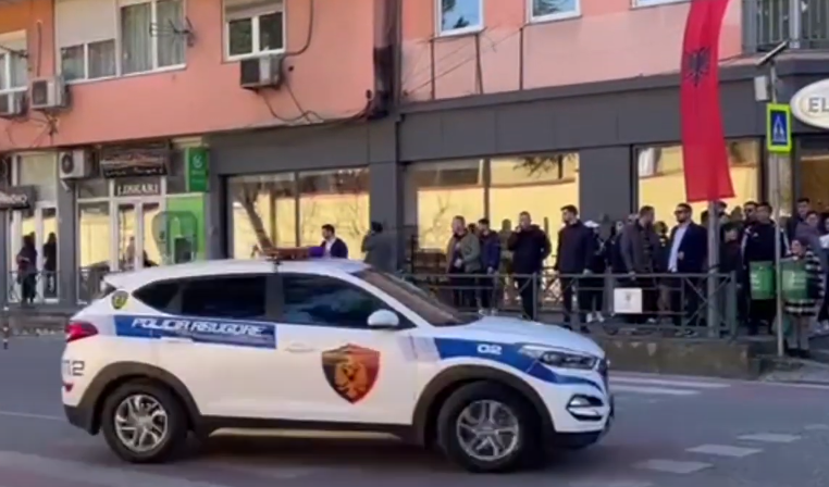 Dhjetëra qytetarë në rrugë përshëndesin eskortën e Sekretarit Blinken (VIDEO)