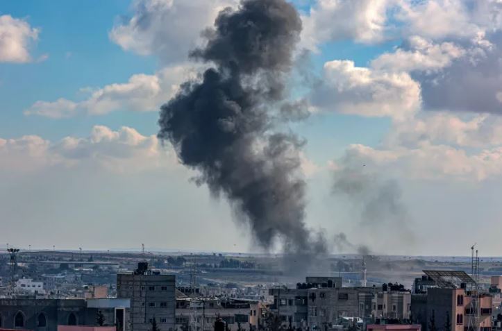 Pamje ku shihet tym pas bombardimeve izraelite në një pozicion pranë kufirit midis Rripit të Gazës dhe Egjiptit në Rafah të premten. Foto: Said Khatib/AFP.