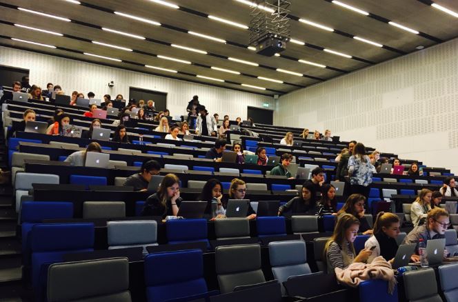 Universitetet holandeze planifikojnë të kufizojnë numrin e studentëve të huaj