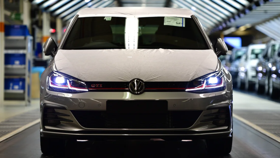 Volkswagen po tërheq nga tregu 260 mijë vetura për shkak të rrezikut nga zjarri