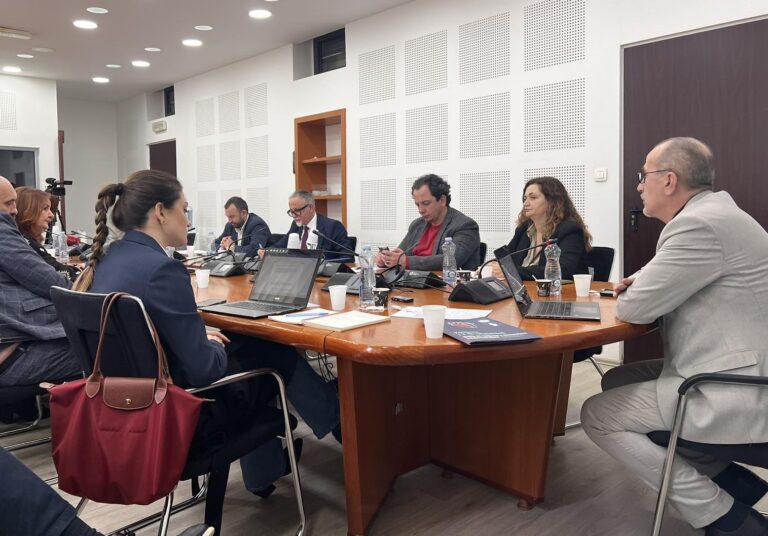 Ministri Vitia prezanton “të arriturat” në Shëndetësi, i reagon deputeti Haxhiu