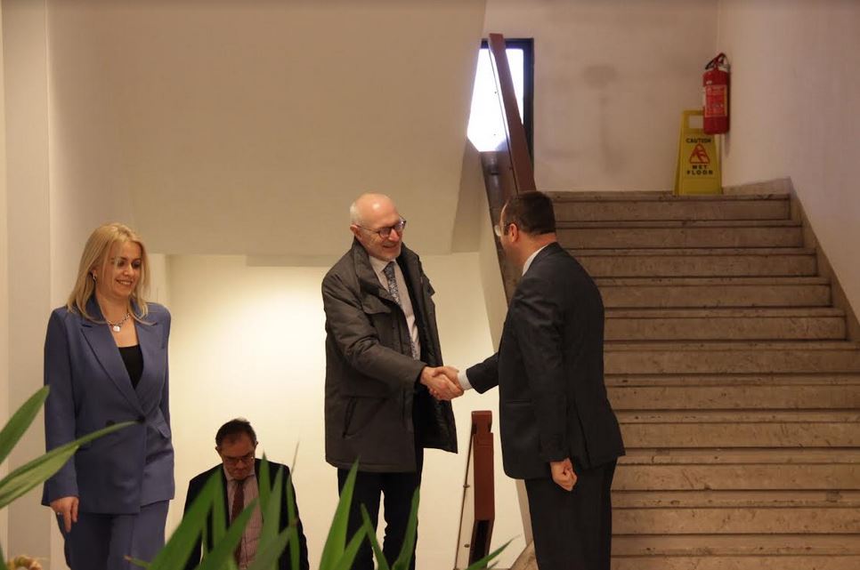 Guvernatori i Bankës Qendrore të Republikës së Kosovës, Ahmet Ismaili priti në takim Ambasadorin e Republikës së Francës në vendin tonë, Sh. T. Olivier Guérot