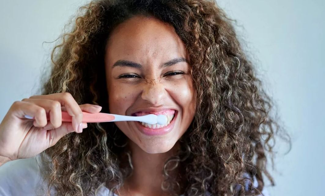 Dentisti zbulon një gabim të zakonshëm që e bëni derisa i pastroni dhëmbët