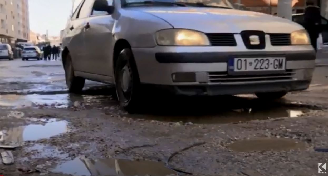 Fushë Kosovë, rruga “Hajrullah Zymi” vështirë kalohet (VIDEO)