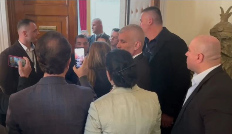 Deputetët e opozitës “çajnë” bllokadën e Gardës, zënë karriget në Komisionin e Reformës Zgjedhore