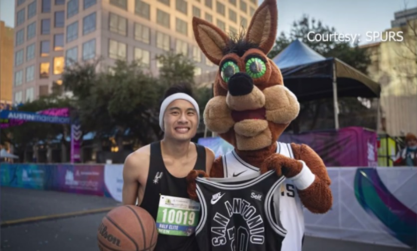 Djaloshi thyen rekordin për gjysmë maratonë duke dribluar topin e basketbollit