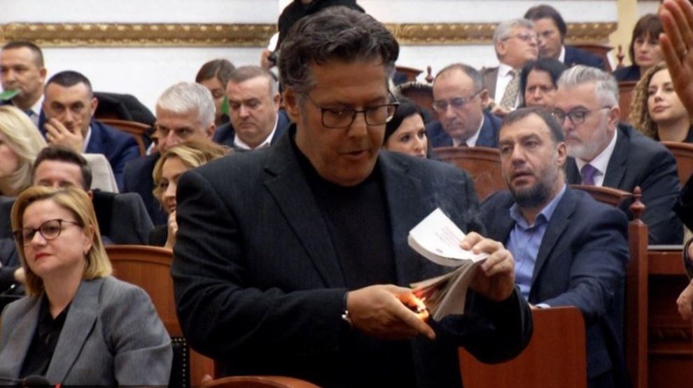 Shqipëri: Dogji rregulloren e Kuvendit, përjashtohet me 40 ditë Edi Paloka 