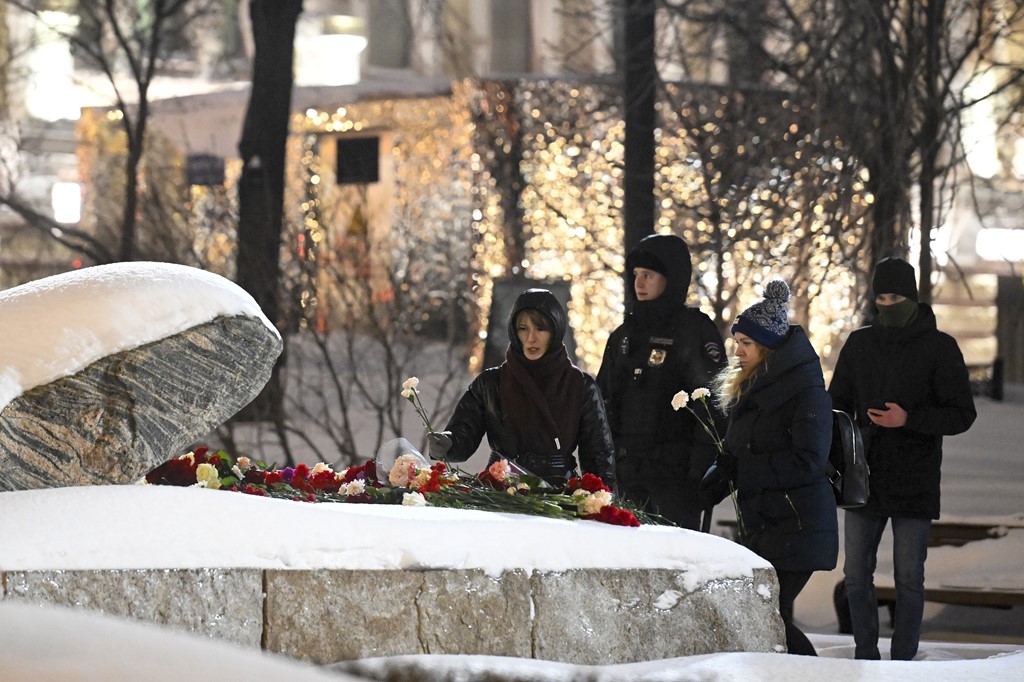 Rusët vendosin lule në Moskë për Navalnyn (FOTO)