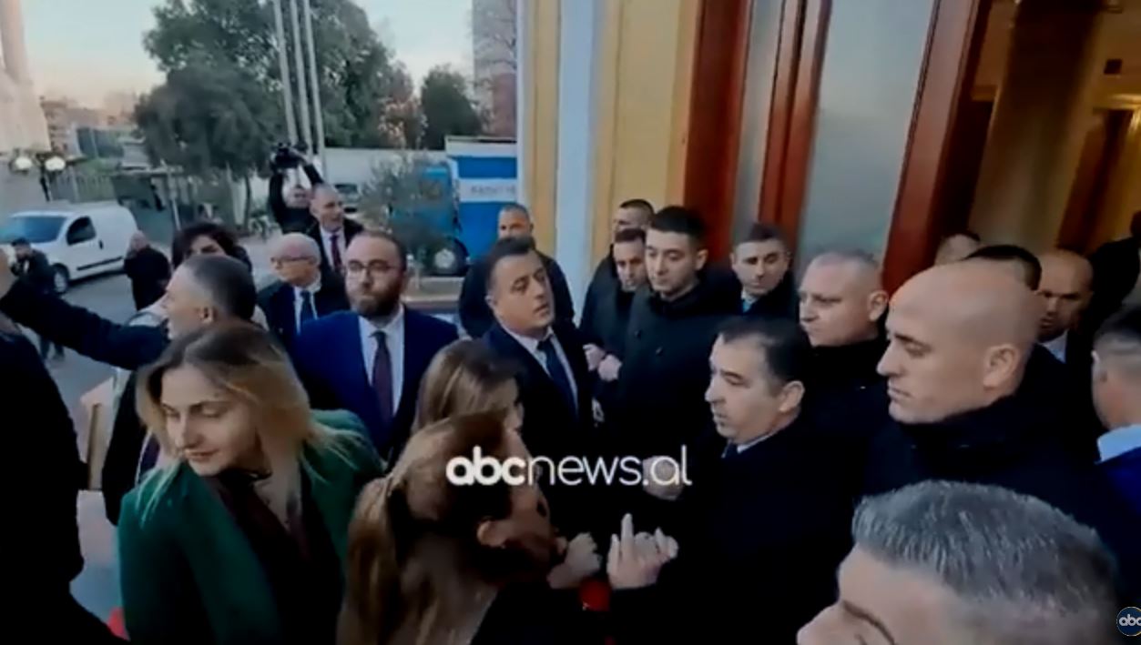 Deputetët e përjashtuar protestojnë, përplasen me Gardën e Kuvendit të Shqipërisë (VIDEO)