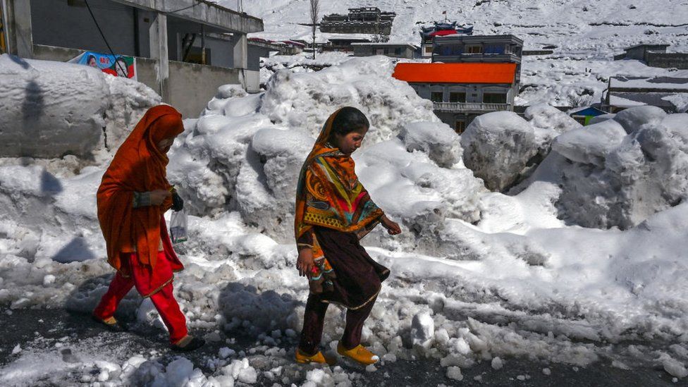 Të paktën 35 të vdekur për shkak të reshjeve të papritura të borës dhe shirave në Pakistan