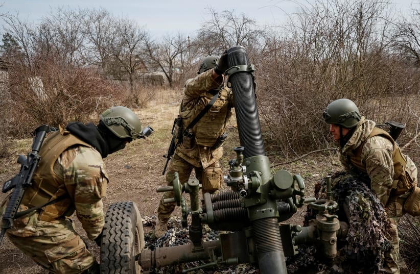 Dy grupe të armatosura ruse nga Ukraina thonë se kanë nisur sulme në Rusi