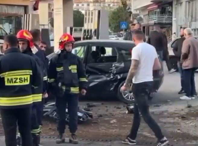 Dy të lënduar nga një aksident në Lezhë, katër automjete u përplasën mes vete