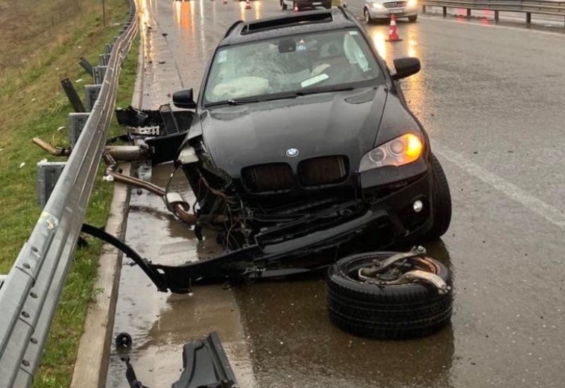 Vetaksident në autostradën “Ibrahim Rugova”, dy persona kërkojnë ndihmë mjekësore