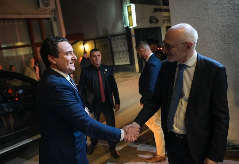 Kurti ndoqi një shfaqje franceze në Teatrin Dodona, thotë se lidhja mes dy vendeve dëshmohet fuqishëm