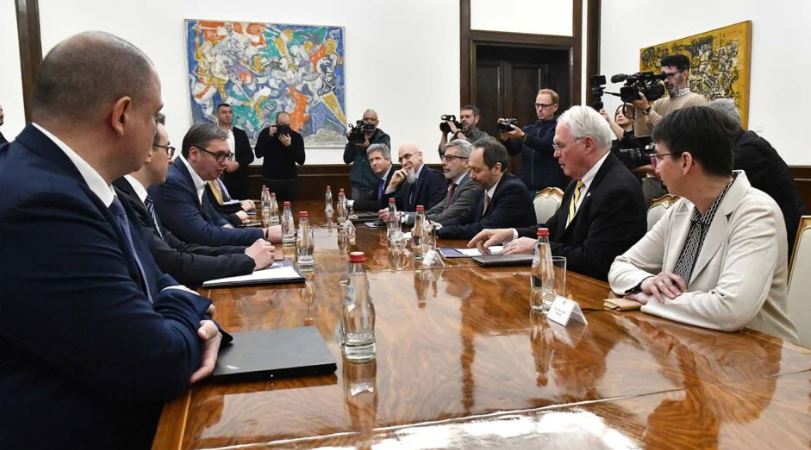 Vuçiq në takim me Quintin, në ditën kur në Paris vendoset për t’ia hapur dyert Kosovës në KiE