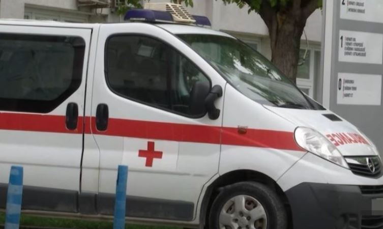 Kërkoi ndihmë sa ishte në pishinë, vdes një burrë në Spitalin e Pejës