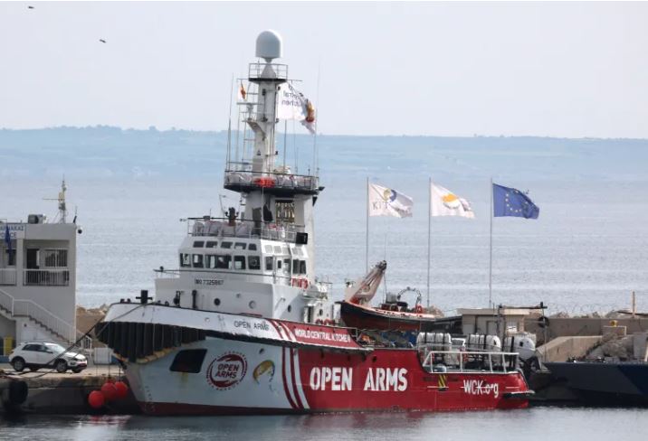 OJQ spanjolle Open Arms në portin e Larnaka, Qipro [Yiannis Kourtoglou/Reuters]