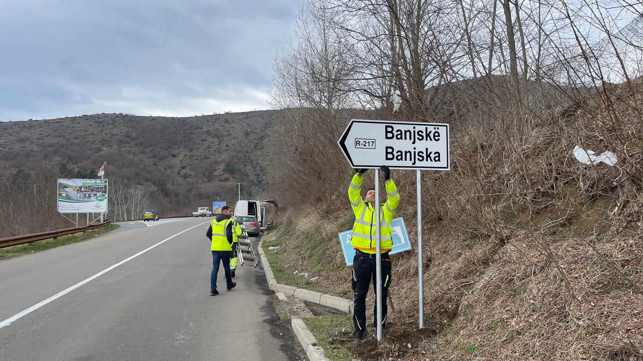 Banjska, Zveçan, shenja e komunikacionit e vendosur nga Ministria e Infrastrukturës