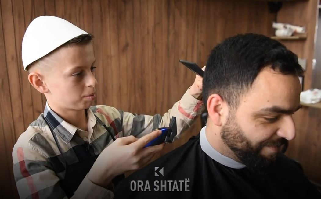 Me plis në kokë, kush është berberi 13 vjeçar nga fshati Skifteraj? (VIDEO)
