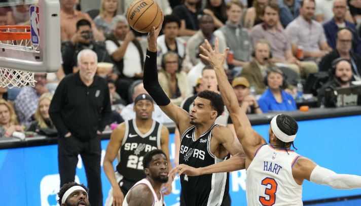 61 pikët e Brunsonit nuk mjaftojnë që Knicks ta shmangin humbjen ndaj Spursave