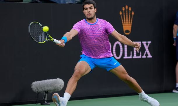 Carlos Alcaraz ballafaqohet me Daniil Medvedev në revanshin final të Indian Wells