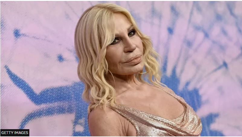 Stilistja italiane, Donatella Versace, mbetet e bllokuar në lift (VIDEO)
