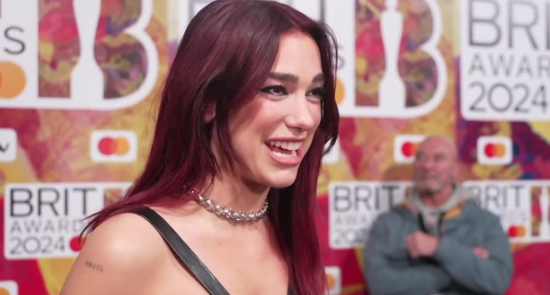 Dua Lipa arrin në tepihun e kuq të Brit Awards